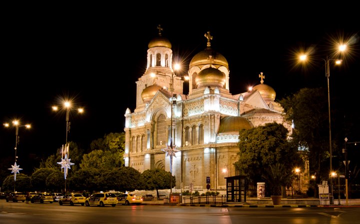 Варна (Болгария). Кафедральный собор Успения Святой Богородицы. Центр города. 